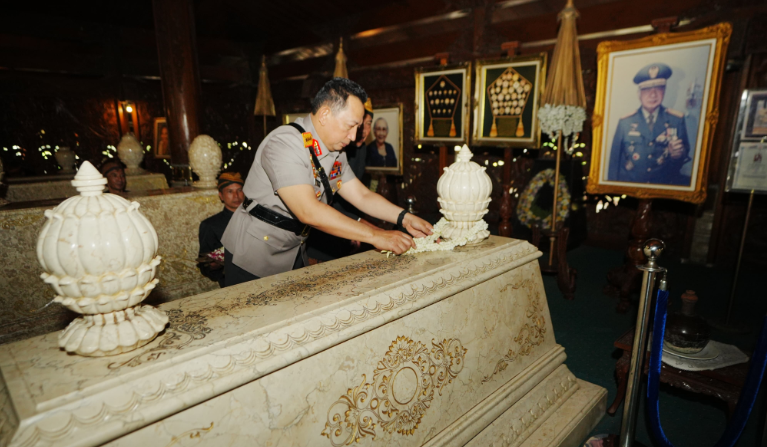 Rangkaian Hari Bhayangkara ke-79, Kapolri Ziarah ke Makam Presiden RI ke-2 Soeharto 